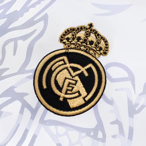 Camisa Real Madrid Kitty Dragão Chinês 24/25 Torcedor - Branca Estampa de Dragão - foto 3